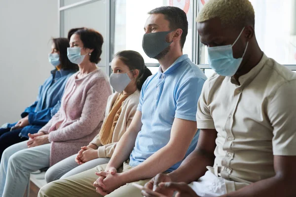 Row Osób Różnym Wieku Grup Etnicznych Maskach Ochronnych Siedzi Klinikach — Zdjęcie stockowe