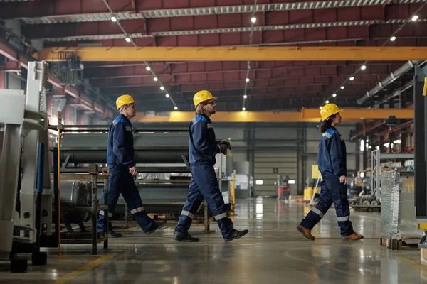 Boční Pohled Tři Inženýry Moderních Továren Nebo Průmyslových Závodů Postupující — Stock fotografie