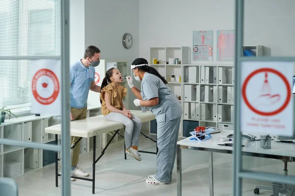 Liten Patient Med Öppen Mun Sitter Framför Kvinnlig Läkare Skyddande — Stockfoto
