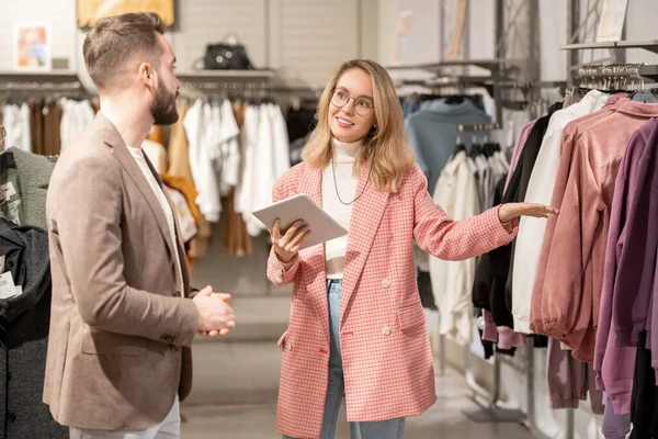 Asistente Tienda Joven Usando Tableta Digital Consultando Cliente Tienda Ropa — Foto de Stock