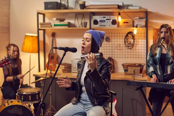 Young Woman Singing Her Colleagues Playing Musical Instruments Background Performing — Stock Photo, Image