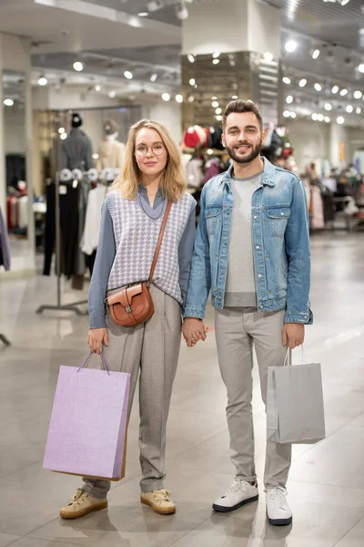 两个购物者在服装店购物时对着相机笑的肖像 — 图库照片