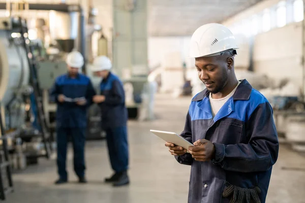 Young African Male Factory Worker Overalls Hardhat Using Digital Tablet — Stock Photo, Image