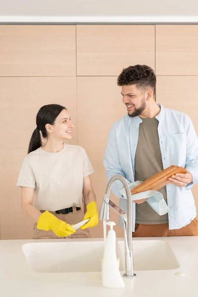 Feliz Joven Hombre Mujer Mirándose Con Sonrisas Mientras Hembra Lava — Foto de Stock