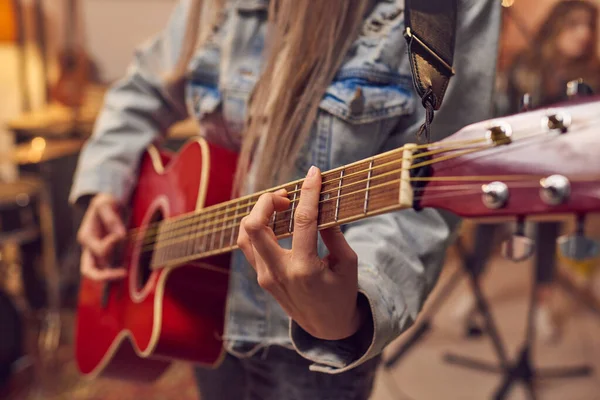 Close Kobieta Uczy Się Grać Gitarze Elektrycznej Podczas Lekcji Muzyki — Zdjęcie stockowe