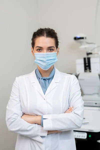 Jong Succesvol Oogarts Beschermende Masker Whitecoat Kruisen Haar Armen Door — Stockfoto