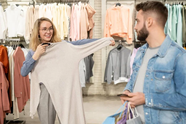 Feliz Joven Mujer Elegir Vestido Para Misma Mostrárselo Novio Durante — Foto de Stock