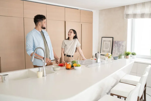 Zeitgenössisches Junges Paar Freizeitkleidung Das Küchentisch Steht Und Sich Beim — Stockfoto