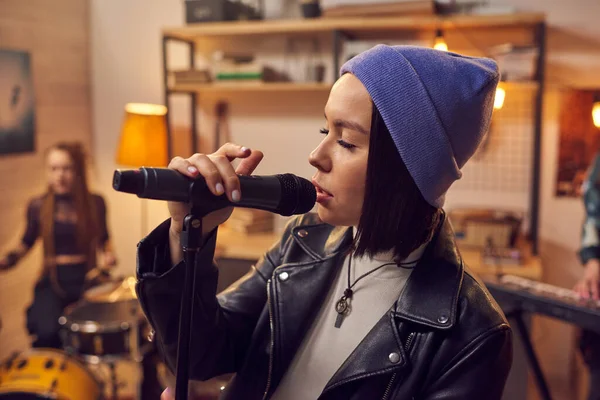 Cantora Cantando Microfone Ensaiando Com Seus Colegas Estúdio — Fotografia de Stock