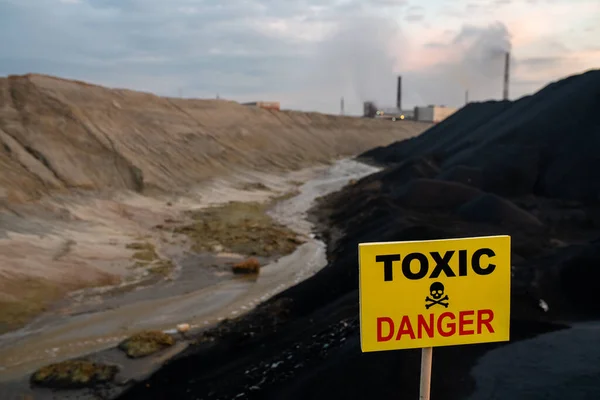 Notice Rectangular Yellow Board Announcing Toxic Dangerous Area Dirty River — Stock Photo, Image