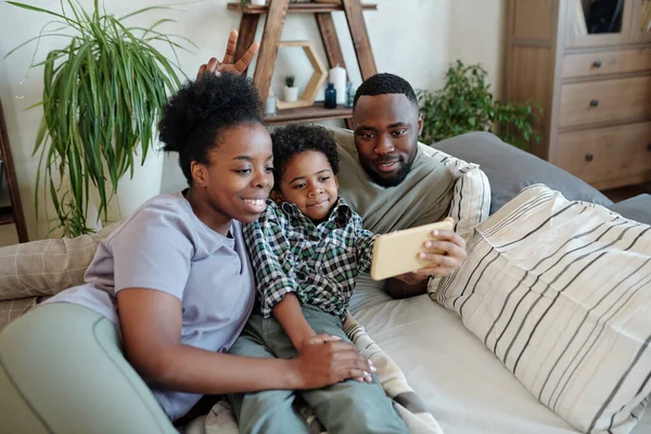 Alegre Joven Africano Pareja Lindo Pequeño Hijo Casualwear Relajarse Juntos —  Fotos de Stock