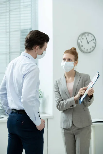 Zwei Junge Elegante Buchhalter Schutzmasken Diskutieren Bei Einem Arbeitstreffen Büro — Stockfoto