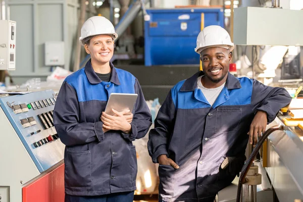 Due Giovani Lavoratori Successo Impianto Moderno Tuta Intera Hardhat Piedi — Foto Stock