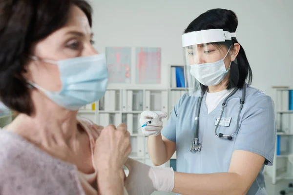 Young Nurse Asian Ethnicity Protective Workwear Making Injection Mature Woman — Stock Photo, Image