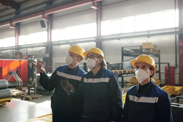 Grupo Trabajadores Ingenieros Ropa Trabajo Protectora Respiradores Que Buscan Una —  Fotos de Stock