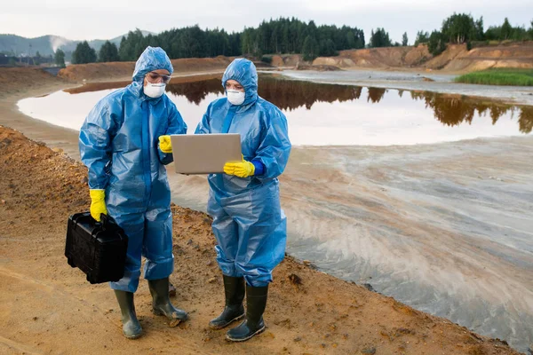 Twee Jonge Vrouwelijke Ecologen Beschermende Werkkleding Vervuilde Grond Klei Tegen — Stockfoto