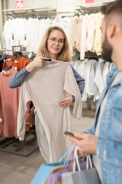 若い女性選択新しいドレスで彼女のスタイリストの助けを借りて服店 — ストック写真