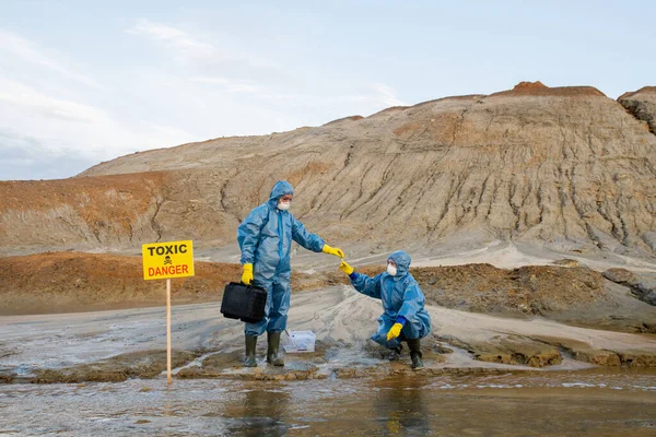 Ecologista Ropa Trabajo Protectora Tomando Muestras Agua Suelo Contaminado Mano —  Fotos de Stock