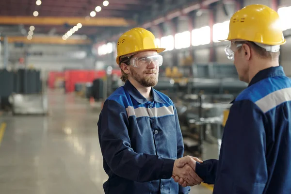 Dos Ingenieros Masculinos Sombreros Protectores Ropa Trabajo Estrechándose Las Manos — Foto de Stock