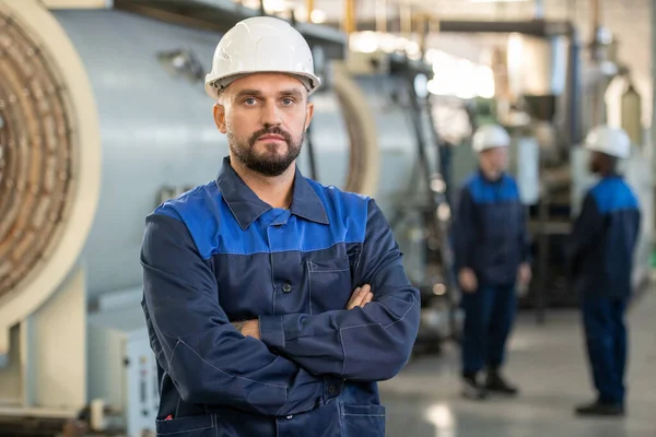 Joven Capataz Serio Ropa Trabajo Hardhat Cruzando Sus Brazos Por —  Fotos de Stock