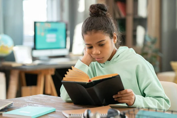 Allvarlig Grundskola Flicka Casualwear Sitter Vid Bord Vardagsrum Mot Arbetsplats — Stockfoto