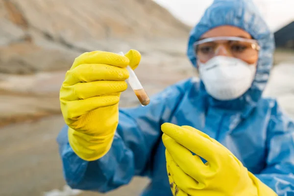 Guantes Manos Joven Ecologista Respirador Anteojos Sosteniendo Matraz Con Muestra —  Fotos de Stock