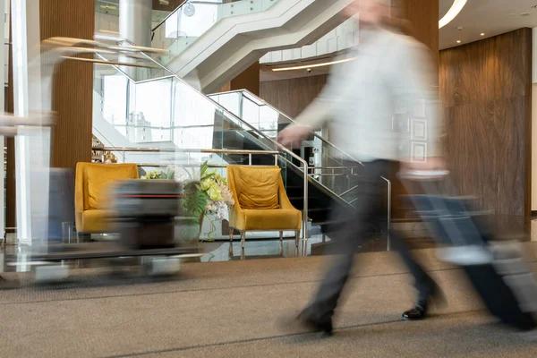 Movimento Turvo Empresário Moderno Puxando Mala Para Trás Enquanto Move — Fotografia de Stock