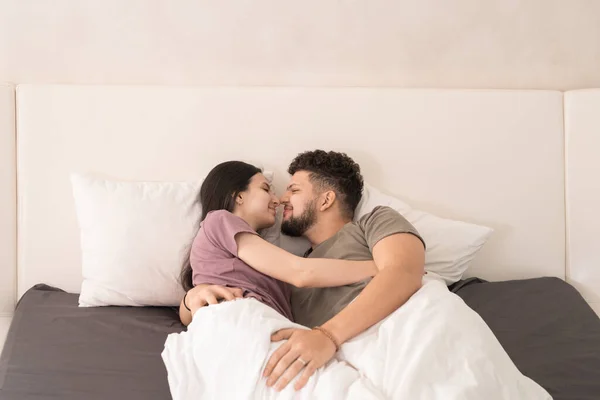 Joyeux Jeune Couple Affectueux Shirts Couchés Dans Étreinte Sous Couverture — Photo