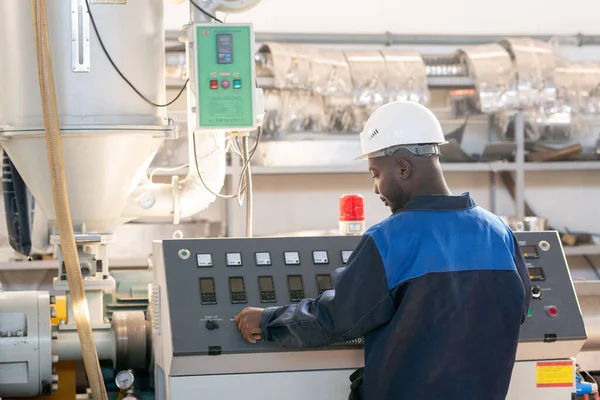 Achteraanzicht Van Jonge Afrikaanse Mannelijke Werknemer Overalls Hardhat Staan Voor — Stockfoto