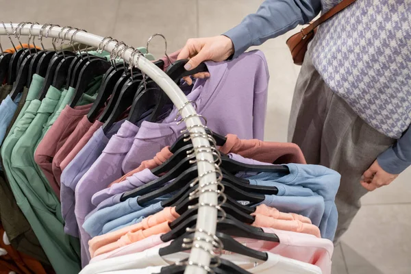 Крупный План Женщины Выбирающей Рубашку Стойке Себя Магазине Одежды — стоковое фото