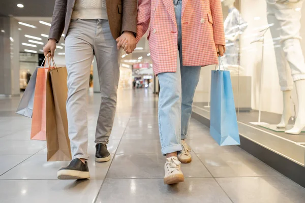 Close Van Jong Koppel Hand Hand Lopen Samen Het Winkelcentrum — Stockfoto