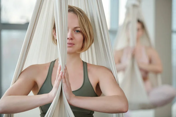 Mujer Joven Forma Chándal Gris Sentada Pose Loto Con Las — Foto de Stock