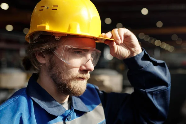 Joven Ingeniero Barbudo Trabajador Fábrica Casco Protector Anteojos Pie Delante —  Fotos de Stock