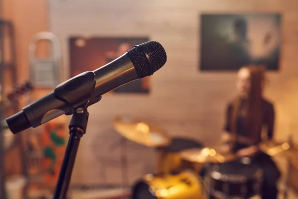 Primer Plano Micrófono Para Cantante Estudio Musical Con Batería Fondo —  Fotos de Stock