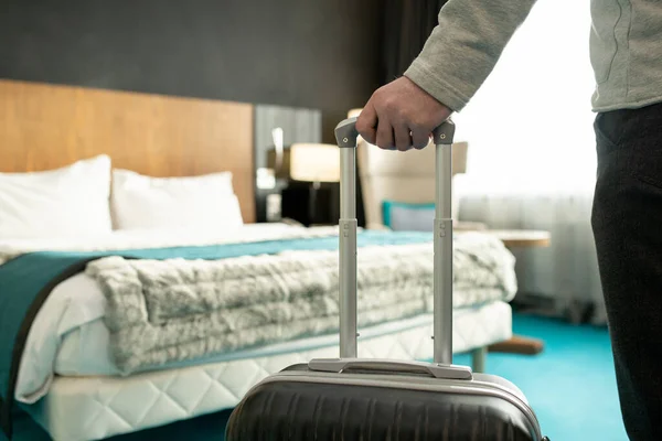 Hand Male Traveler Businessman Casualwear Holding Handle His Suitcase While — Stock Photo, Image