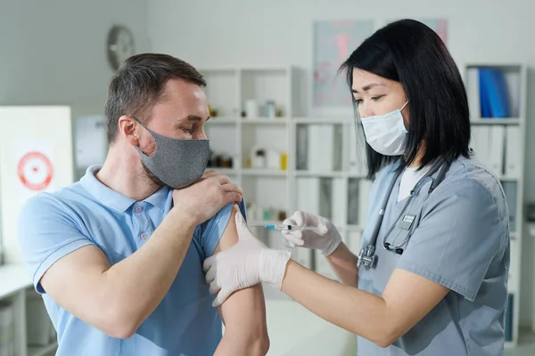 Female Clinician Nurse Asian Ethnicity Uniform Protective Mask Making Injection — Stock Photo, Image