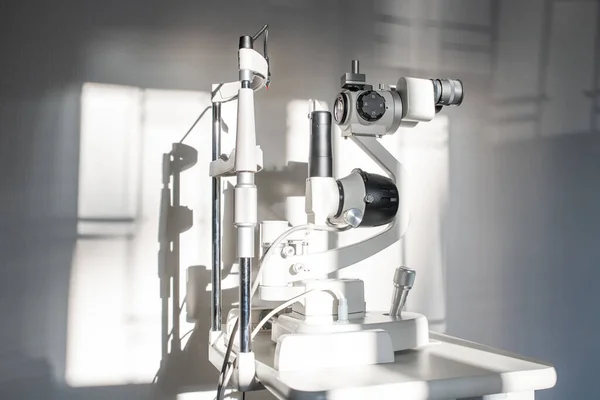 現代眼科診療所又は病院の診療所内の診療所の眼科診断装置 — ストック写真