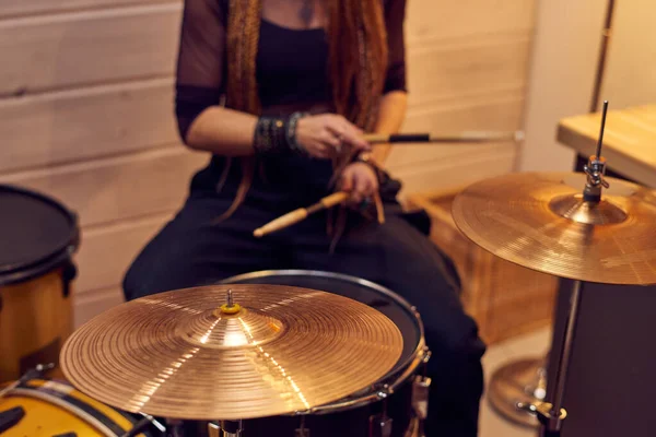 Primo Piano Donna Che Tiene Bastoni Suona Batteria Durante Esecuzione — Foto Stock