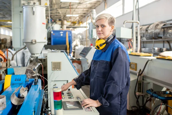 Ung Kvinnlig Arbetare Overaller Tittar Dig När Står Framför Kontrollpanelen — Stockfoto