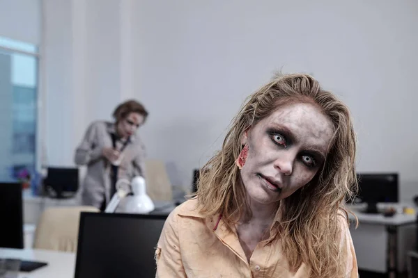 Ung Zombie Affärskvinna Står Framför Kameran Bakgrund Skrivbord Med Datorskärmar — Stockfoto