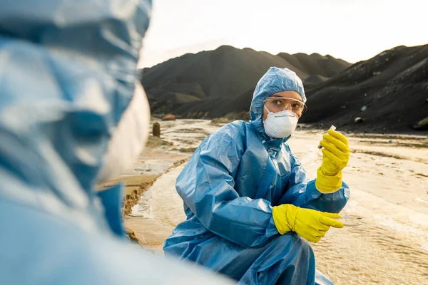 Een Van Twee Jonge Vrouwelijke Ecologen Rubberen Handschoenen Beschermende Overalls — Stockfoto