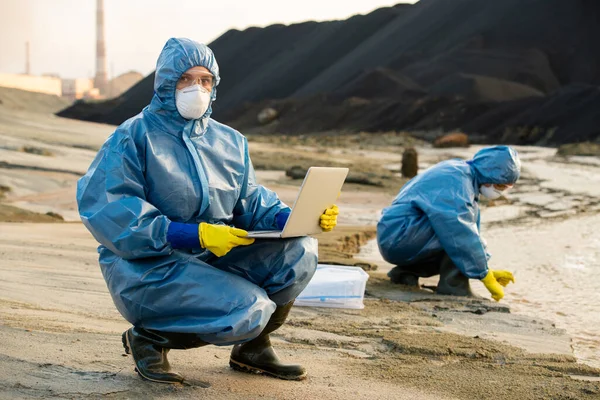 Ecologist Laptop Entering Data Characteristics Polluted Water Soil Background Colleague — Stock Photo, Image