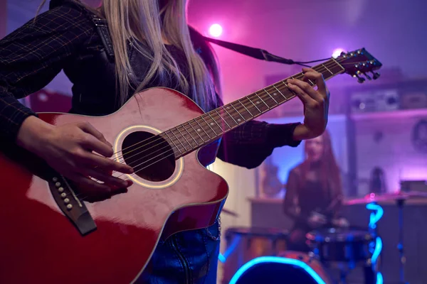 Primer Plano Mujer Tocando Guitarra Durante Actuación Concierto —  Fotos de Stock