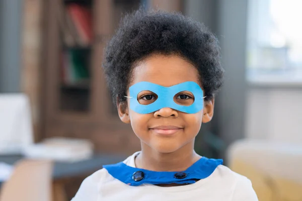Schattig Gemengd Ras Jongen Kostuum Van Superheld Kijken Naar Door — Stockfoto