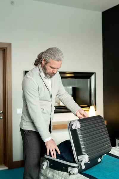 Hedendaagse Volwassen Zakenman Reiziger Casualwear Staan Bij Bed Hotelkamer Het — Stockfoto