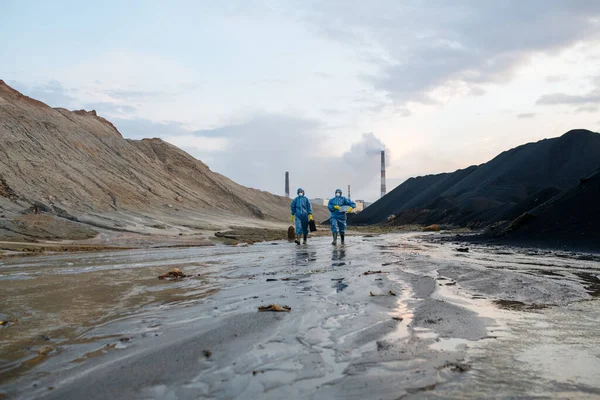 Cijfers Van Twee Wetenschappers Blauwe Beschermende Overalls Die Zich Langs — Stockfoto