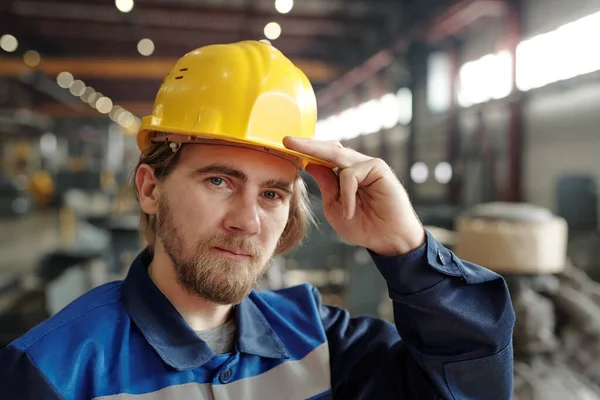 Joven Ingeniero Masculino Serio Trabajador Fábrica Hardhat Amarillo Parado Delante —  Fotos de Stock