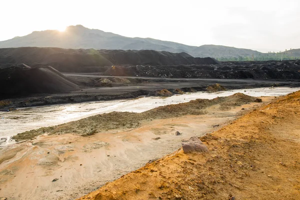 Smutsig Mark Och Förorenat Vatten Vidsträckt Territorium Med Dålig Miljösituation — Stockfoto