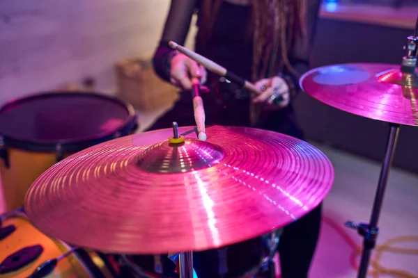 Close Baterista Feminino Usando Paus Enquanto Tocava Bateria Durante Execução — Fotografia de Stock