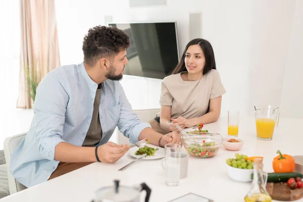Junge Brünette Frau Schaut Ihren Mann Beim Frühstück Während Beide — Stockfoto